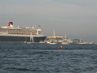 IMG_1726 Queen Mary 2 in front of Alcatraz